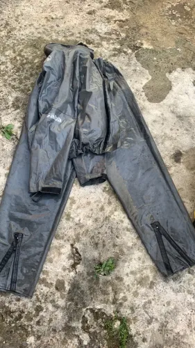 Capa de chuva alba usada sem detalhes, bolsão 99 food nunca usado