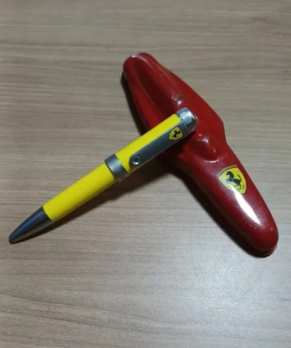 Caneta Ferrari em estojo de metal