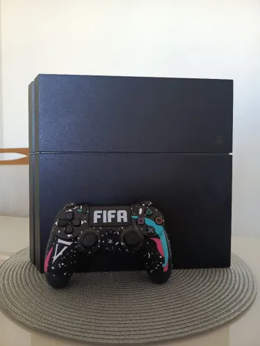 PS4 usado com garantia e poucas marcas de uso 