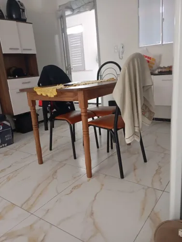 Mesa de madeira com cadeiras