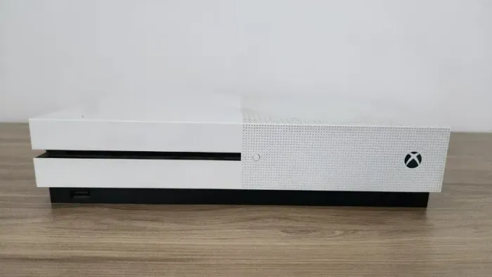 Xbox one s 1TB com 2 controles + FIFA 16 e FORZA