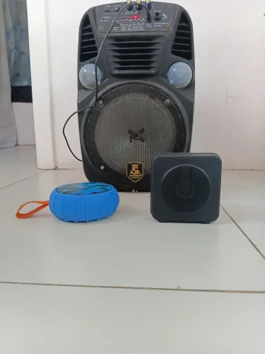 Vendo 3 caixas de som duas caixinhas e uma amplificada as caixinhas estão novas