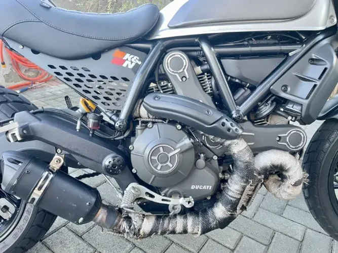 Placas Laterais Perfuradas Ducati Scrambler 800 Par