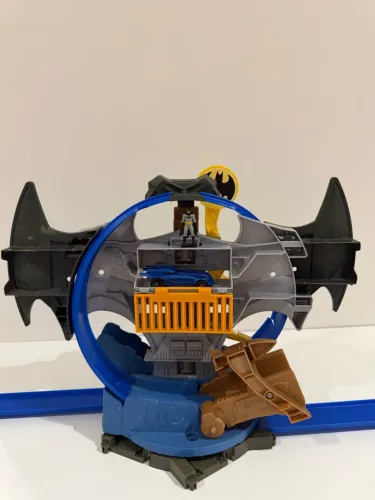 Pista e veículo batmóvel hotwheels