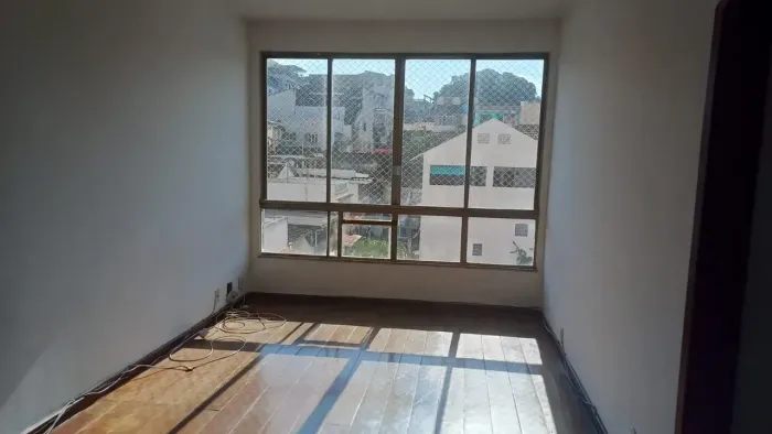 Próximo ao comércio na Rua Dias da Cruz