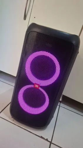 Jbl partybox 100<br>Bateria dura muito<br>Som alto <br>Qualidade