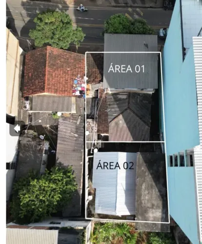 Casa com kitinete no segundo andar para alugar.
