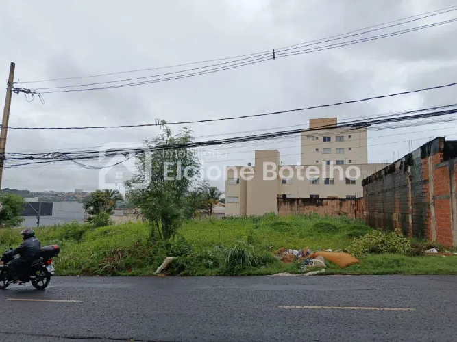 Ótimo terreno à venda com dupla aptidão, em excelente localização com 720 m²