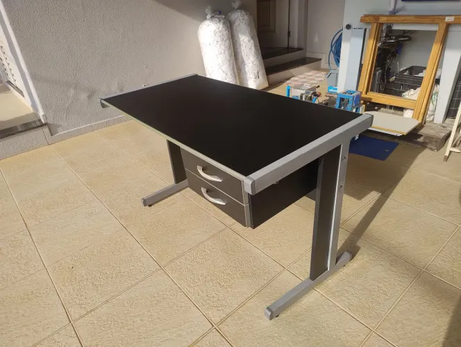 Mesa Escrivaninha Preta com Pés em Aço