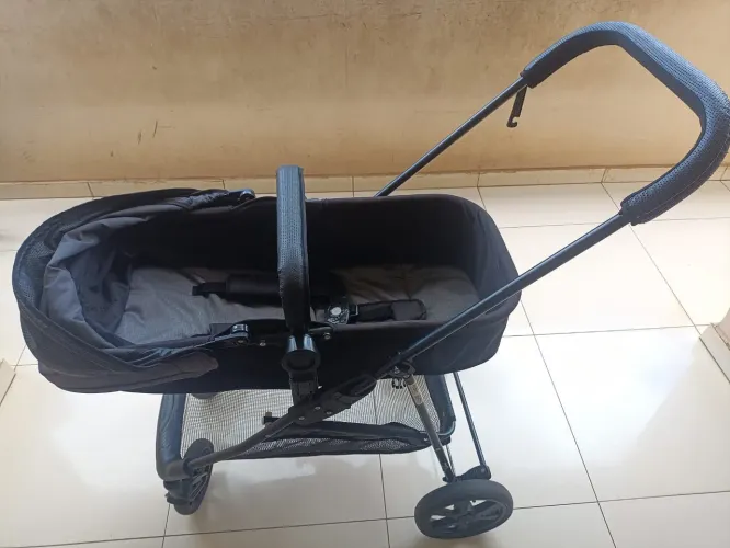 Vende-se um carrinho de bebê Moisés da marca Galzerano
