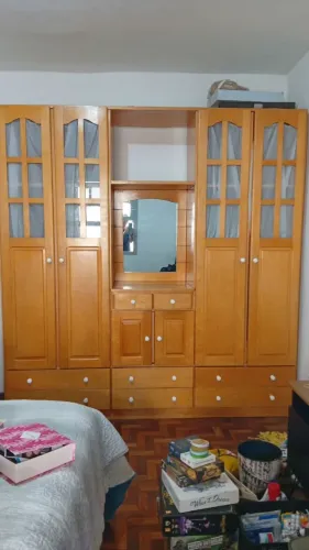 Guarda Roupa de madeira maciça - 6 portas