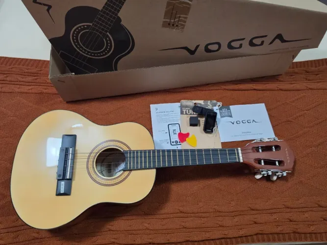 Cavaquinho eletroacústico Vogga VCC630 com o afinador, novo na caixa.