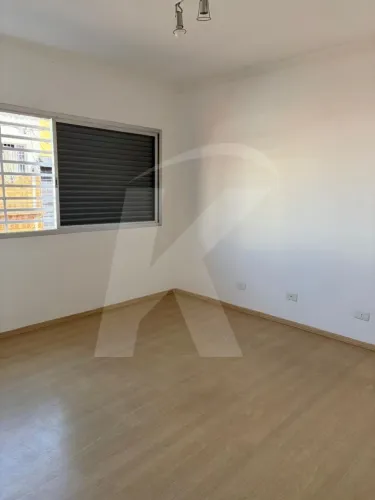 Sobrado com 2 quartos, sala, cozinha, 2 banheiros, 2 vagas de garagem.