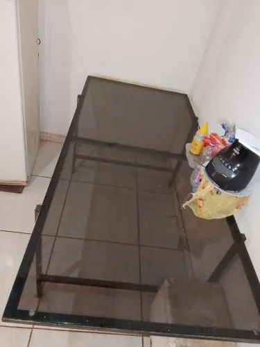 Mesa com vidro fume boas condições 