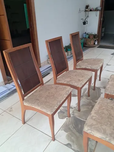 Vendo 6 cadeiras de madeira 