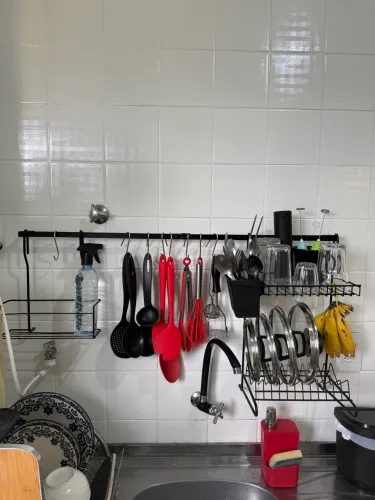 Suporte Organizador de Cozinha Parede Preto com Escorredor e Ganchos