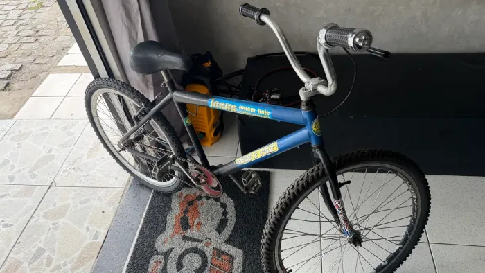 Bicicleta aro 26 com as peças bem organizada 