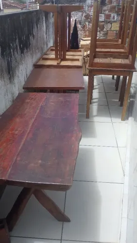 Mesas e cadeiras de madeira