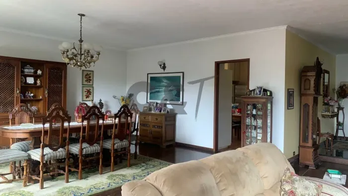 Casa de Vila Térrea - (4 Dormitórios - 3 Suítes) À Venda, Jardim Petropolis, SP