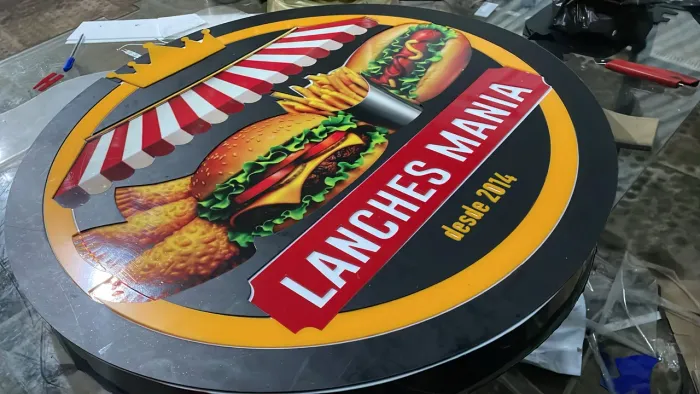 Placa em acrílico com letras em acrílico 