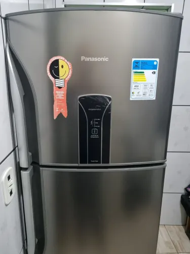 Geladeira - precisando de conserto na refrigeração. Congelador funciona perfeitamente. 