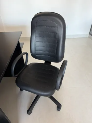 Mesa e cadeira de escritório