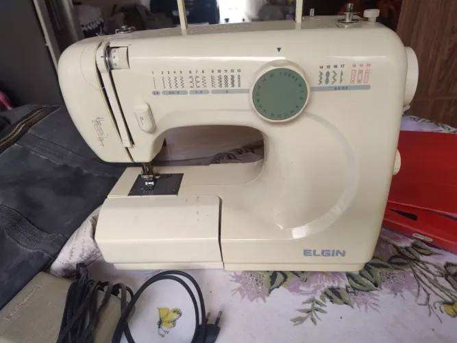 Máquina de costura portátil, conservada e funcionando, no precinho.