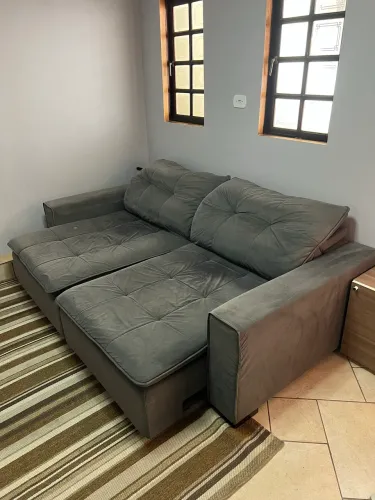 Sofá retrátil em suede