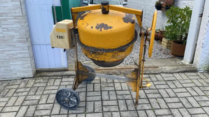 Betoneira Menegotti 120L 220V - Ideal para Obras e Reformas