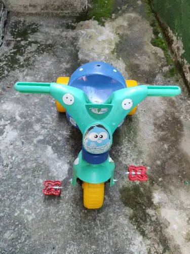 Triciclo usado infantil
