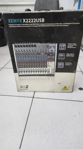 Mesa de Som de 22 canais Behringer X2222USB