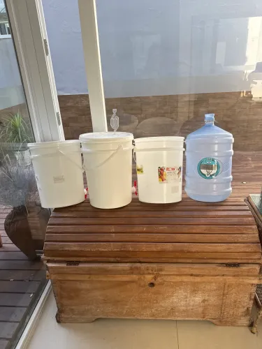 3 Baldes plásticos com torneira para líquidos + galão 20L de brinde - R$ 30