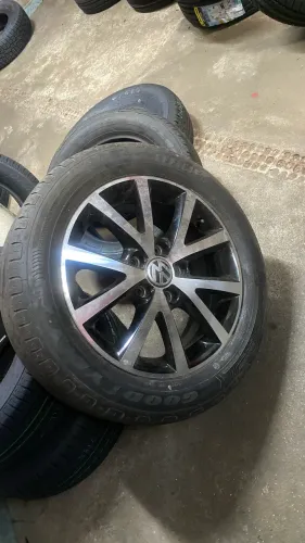 JOGO DE RODAS + PNEU SEMINOVOS PARA CARROS VW