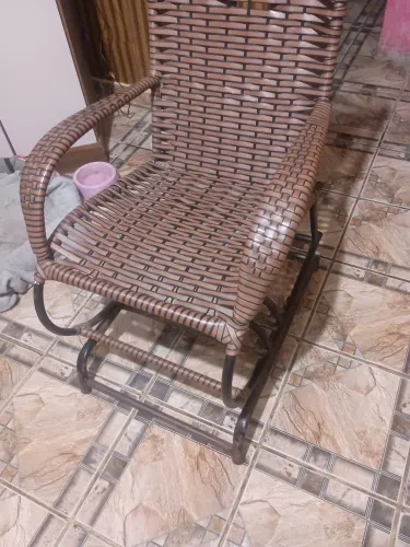 Vendo uma cadeira de balanço de vime