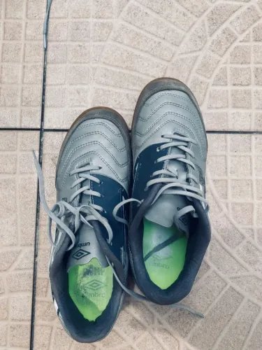 Tênis Umbro pro 5 de futsal, seminovo
