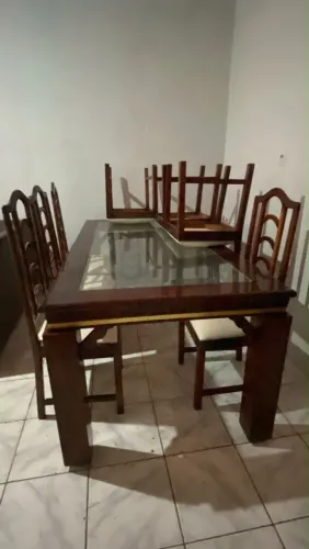 Vendo mesa com sete cadeiras