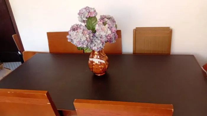URGENTE: MESA de Jantar Moderna com 4 Cadeiras Tampo de Vidro Preto Excelente Estado.