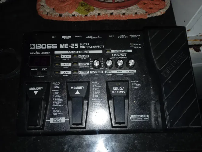 Pedaleira Boss ME -25