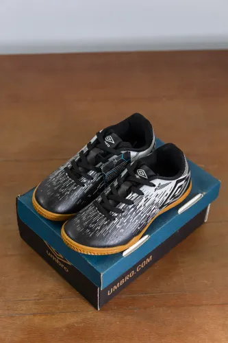 Chuteira Umbro Acid II Infantil Futebol de Salão/Futsal com solado emborrachado estilo ind
