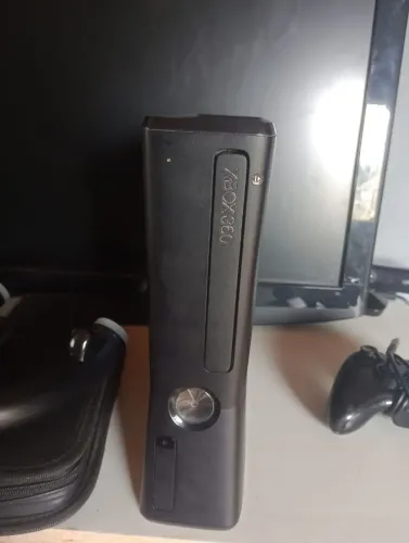 Vídeo game x box 360 com jogos e Kinect apenas com mau contato na fonte mais liga normal