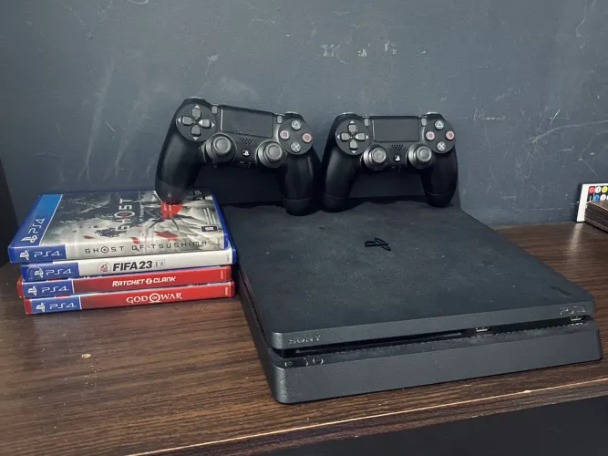 Ps4 com 4 jogos mídia física e 5+ jogos digitais.