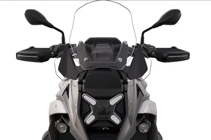 BMW R1300GS com top case e baús laterais GIVI