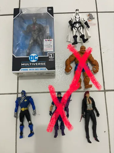 Lote com 4 figuras