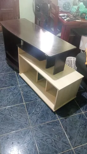 Rack para TV e aparelho de som.