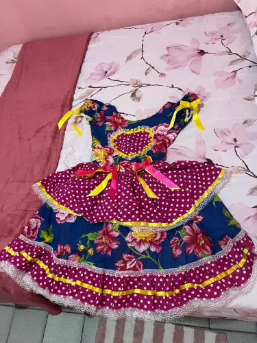 Vestido de quadrilha e coturno 