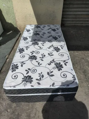 Cama Box Solteiro com pequena camada de colchão (Cama Conjugada)
