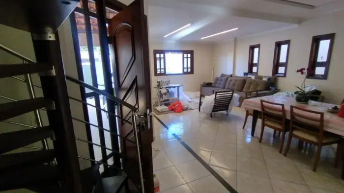 Sobrado para venda com 210 metros quadrados com 4 quartos