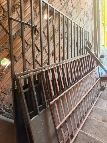 Vende se proteção de portão de ferro
