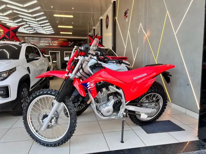 CRF 250f 2025 em estado de zero km