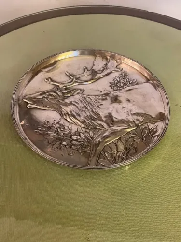 Medalhão de parede de metal espessurada em prata europeu